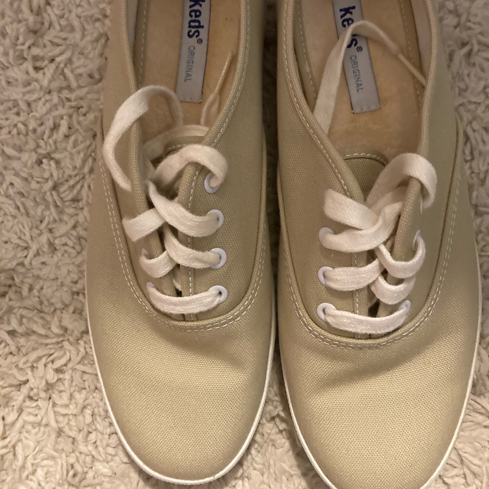 Keds women’s beige tennis shoes